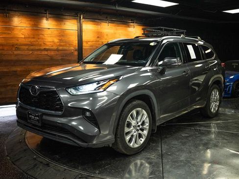 Used 2024 Toyota Highlander Limited AWD/4WD image 2