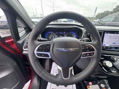 Used 2025 Chrysler Pacifica Select FWD image 19