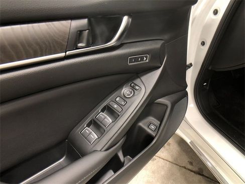 Used 2020 Honda Accord Touring image 17