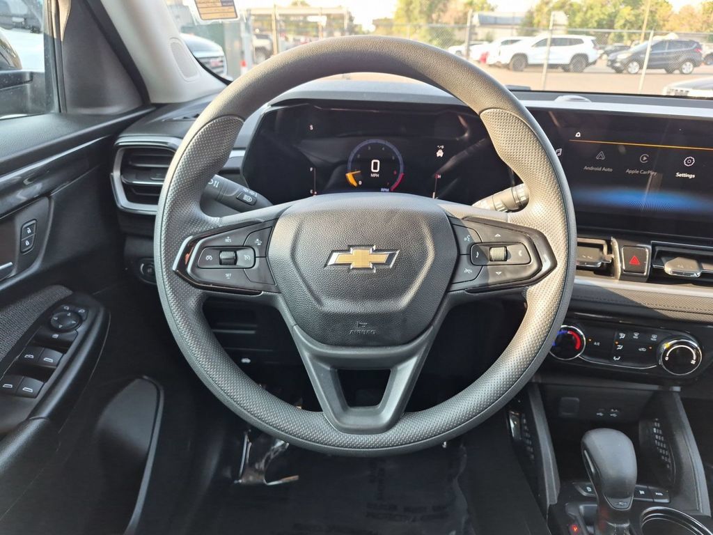 Used 2025 Chevrolet TrailBlazer LT AWD/4WD image 17