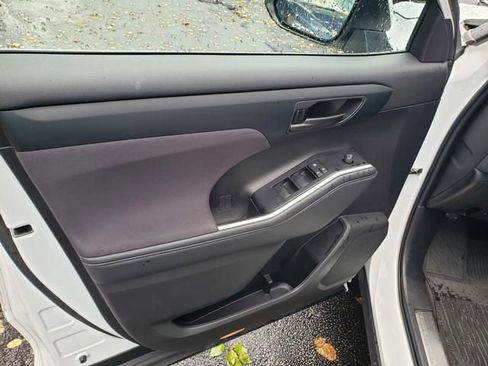 Used 2023 Toyota Highlander LE image 11