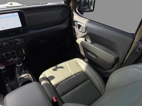 Used 2025 Jeep Gladiator Mojave w/ Safety Group AWD/4WD image 13