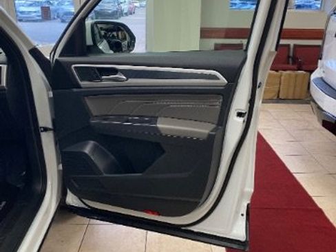 Used 2022 Volkswagen Atlas Cross Sport SEL w/ Cross Sport MDO Package AWD/4WD image 9