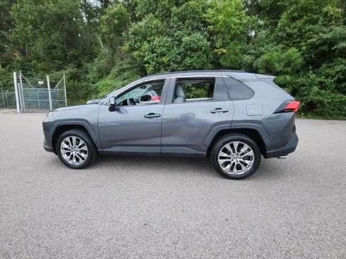 Used 2021 Toyota RAV4 XLE Premium image 10