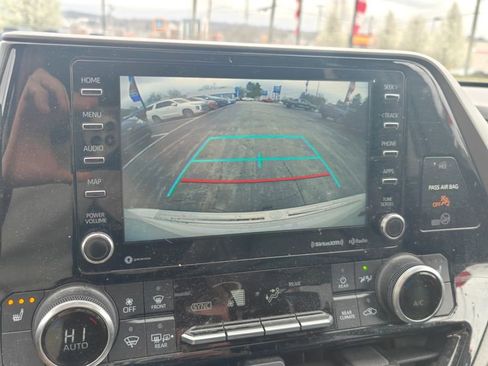 Used 2020 Toyota Highlander XLE image 19