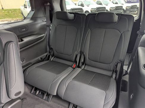 New 2025 Jeep Grand Cherokee L Laredo w/ Luxury Tech Group I image 32