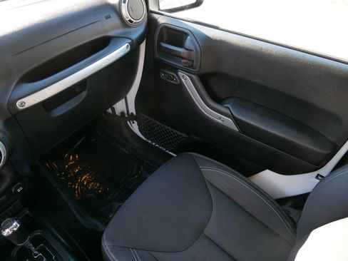 Used 2018 Jeep Wrangler Sahara w/ Connectivity Group image 11