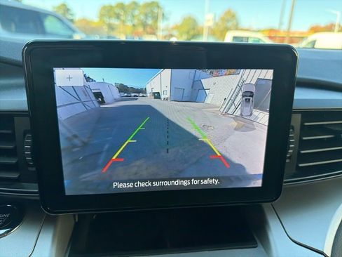 Used 2022 Ford Explorer XLT image 30