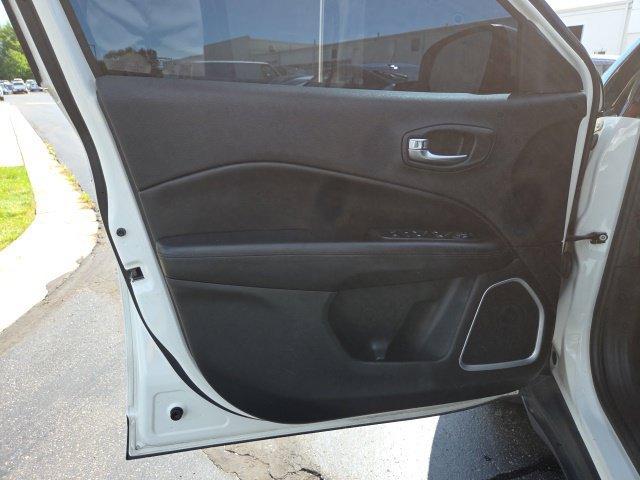Used 2019 Jeep Compass Latitude FWD image 10