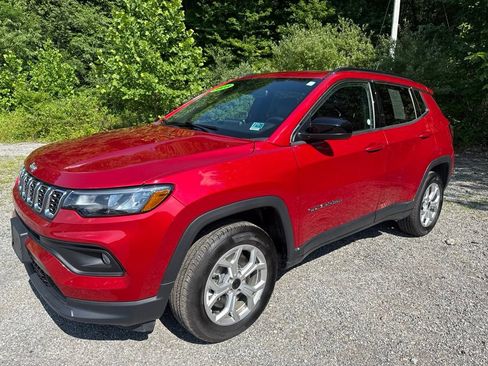 Used 2025 Jeep Compass Latitude w/ Sun & Sound Group AWD/4WD image 4