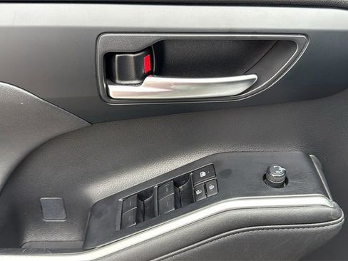Used 2023 Toyota Highlander XLE image 19