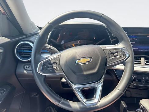 Used 2025 Chevrolet Trax LT w/ LT Convenience Package FWD image 14