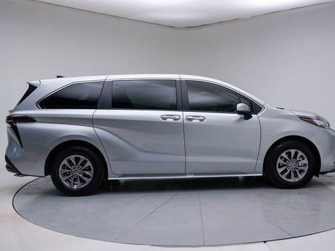 Used 2023 Toyota Sienna XLE image 6