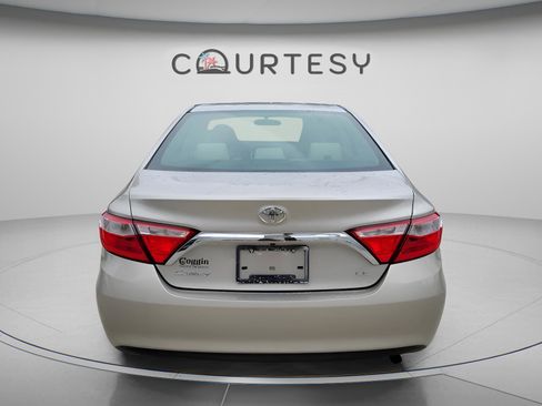 Used 2017 Toyota Camry LE FWD image 3