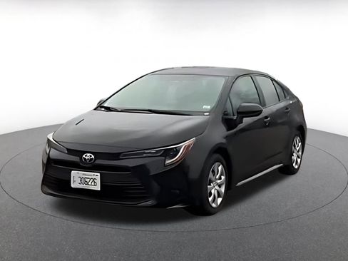 Used 2025 Toyota Corolla LE image 3