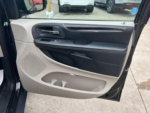 Used 2017 Dodge Grand Caravan SXT FWD image 14