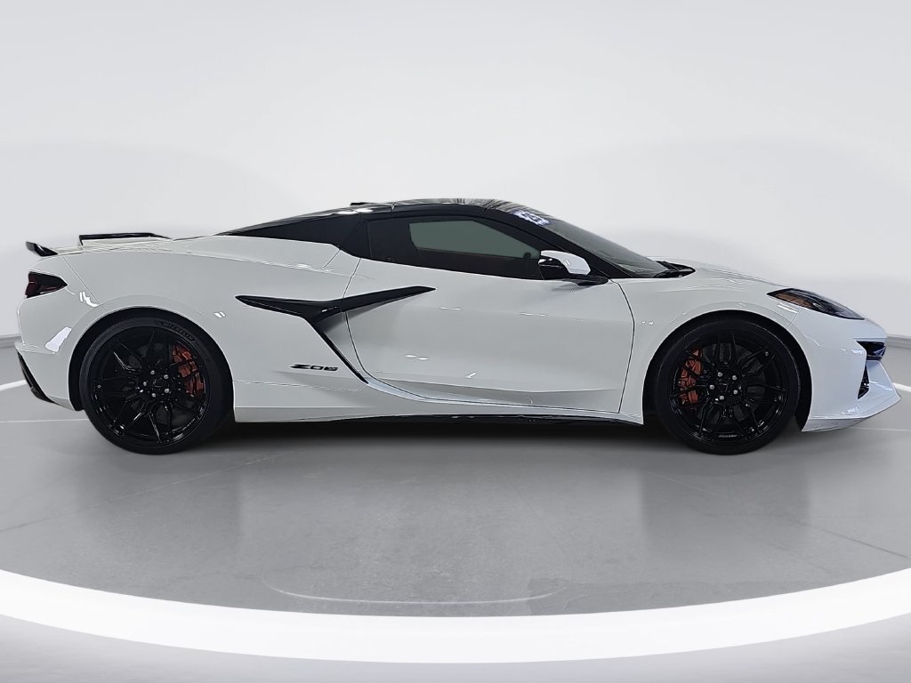 Used 2025 Chevrolet Corvette Z06 RWD image 2
