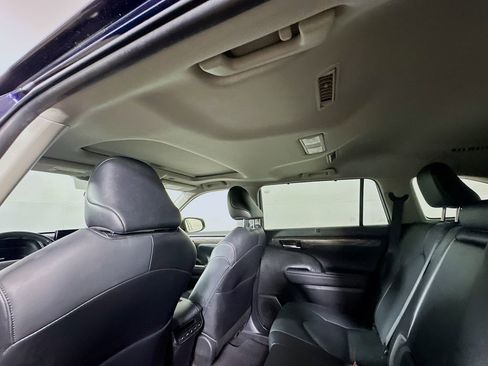 Used 2023 Toyota Highlander Limited FWD image 13