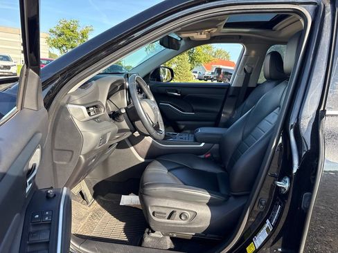 Used 2021 Toyota Highlander XLE AWD/4WD image 15