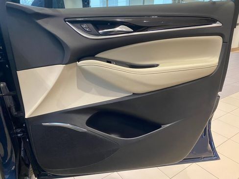 Used 2024 Buick Enclave Essence image 10