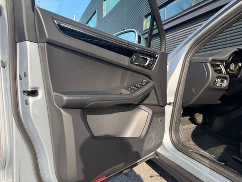 Certified 2026 Porsche Macan image 18