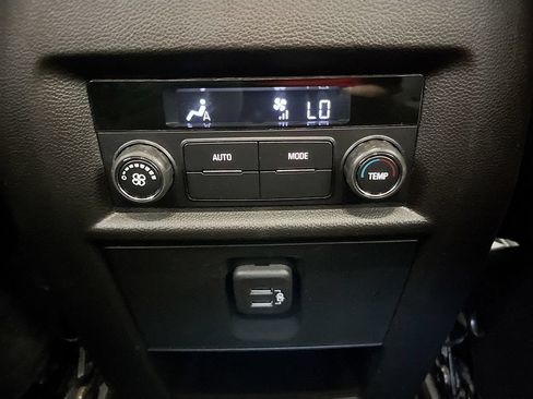 Used 2023 Chevrolet Traverse LT w/ Rear Camera Mirror Package AWD/4WD image 24