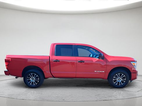 Used 2022 Nissan Titan SV AWD/4WD image 2