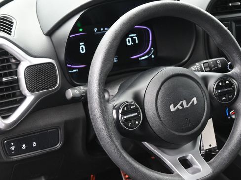 Used 2023 Kia Soul LX w/ LX Technology Package image 17