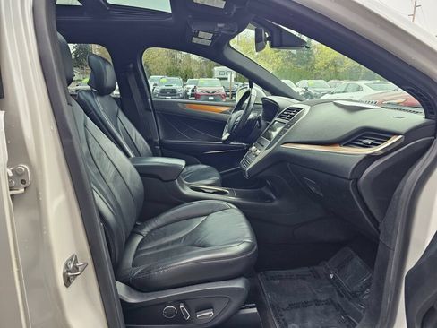 Used 2017 Lincoln MKC Select w/ Select Plus Package AWD/4WD image 9