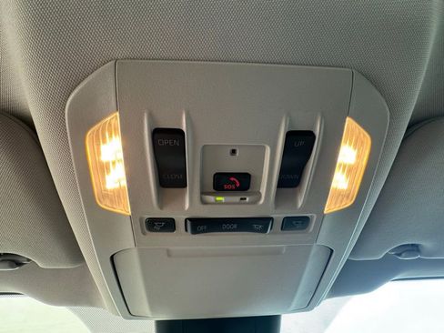 Used 2025 Toyota Highlander XLE image 18