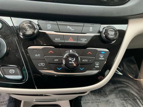 Used 2018 Chrysler Pacifica Touring-L Plus image 64