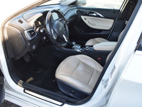 Used 2017 INFINITI QX30 Premium w/ Navigation Package image 13