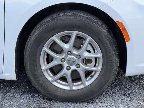 Used 2023 Chrysler Pacifica Touring-L image 4