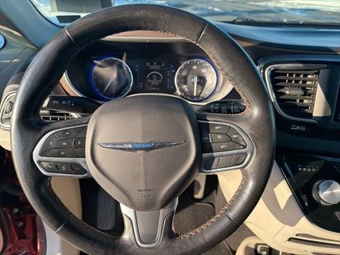 Used 2019 Chrysler Pacifica Touring-L image 18