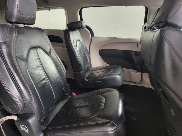 Used 2017 Chrysler Pacifica Touring-L FWD image 17
