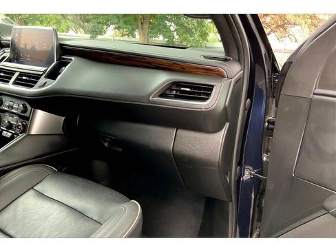 Used 2023 Chevrolet Suburban Premier image 17