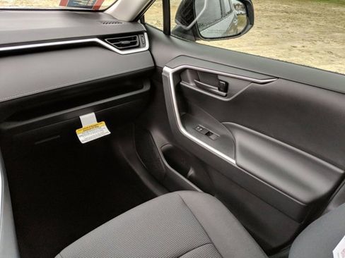 Used 2020 Toyota RAV4 LE image 17