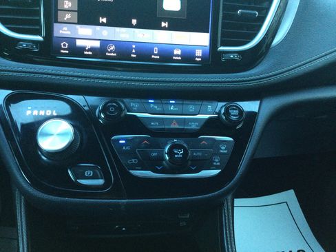 Used 2021 Chrysler Pacifica Limited w/ Uconnect Theater Family Group AWD/4WD image 15