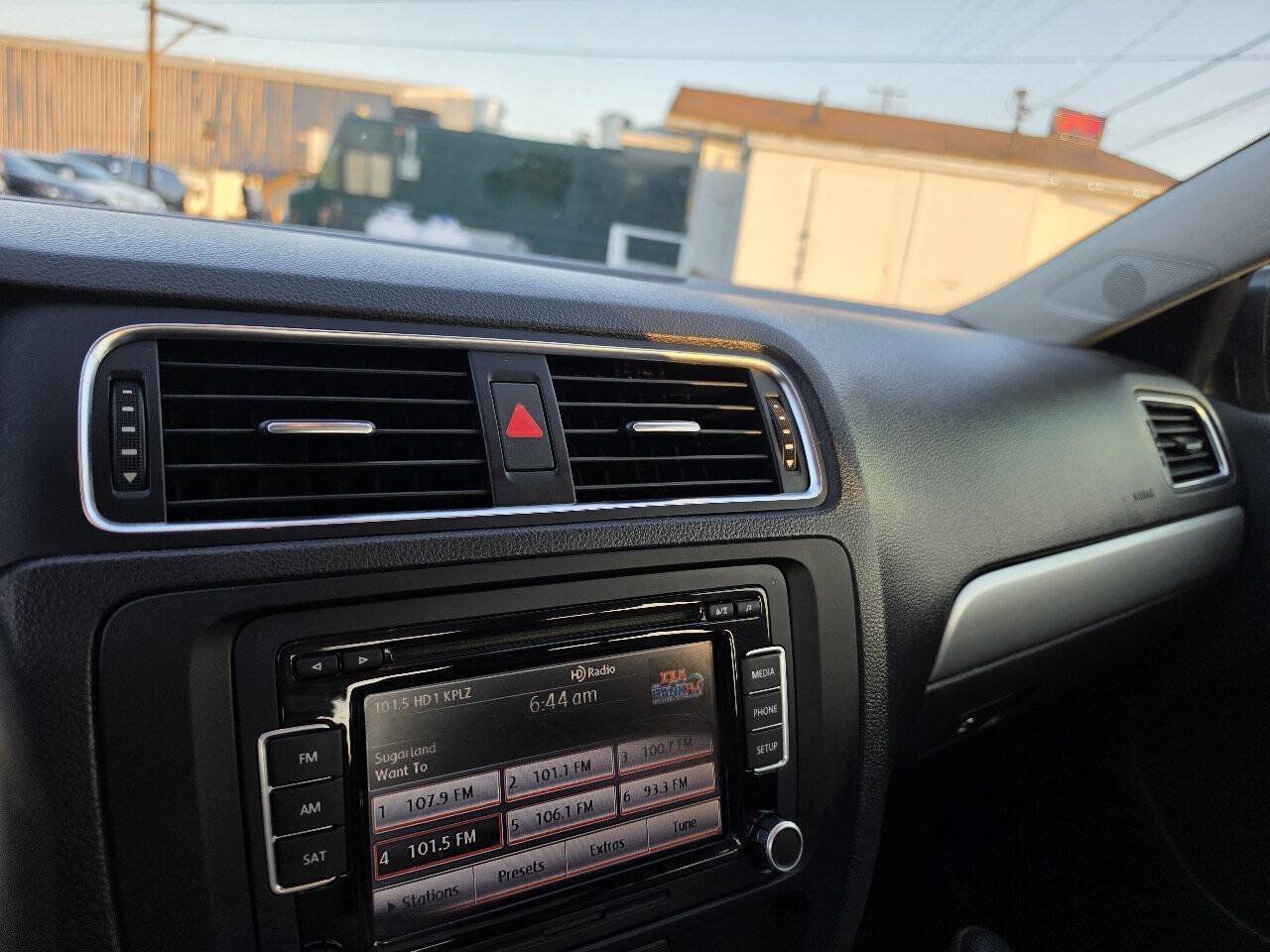 Used 2013 Volkswagen Jetta SE FWD image 17