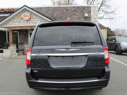 Used 2014 Chrysler Town & Country Touring image 6