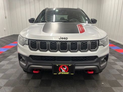 Used 2025 Jeep Compass Trailhawk AWD/4WD image 9