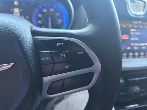 Used 2018 Chrysler 300 Limited RWD image 15