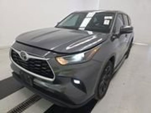Used 2024 Toyota Highlander LE image 3