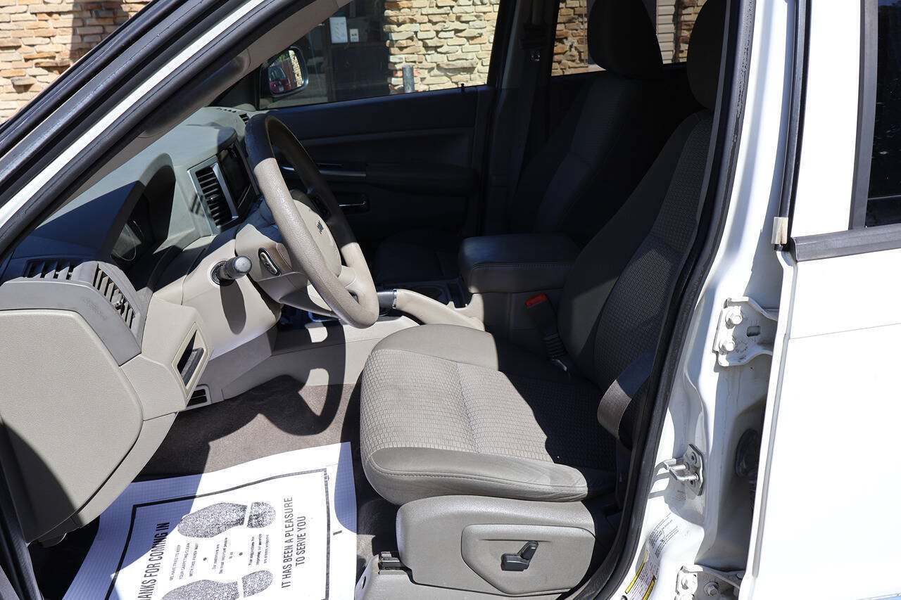 Used 2010 Jeep Grand Cherokee Laredo AWD/4WD image 13