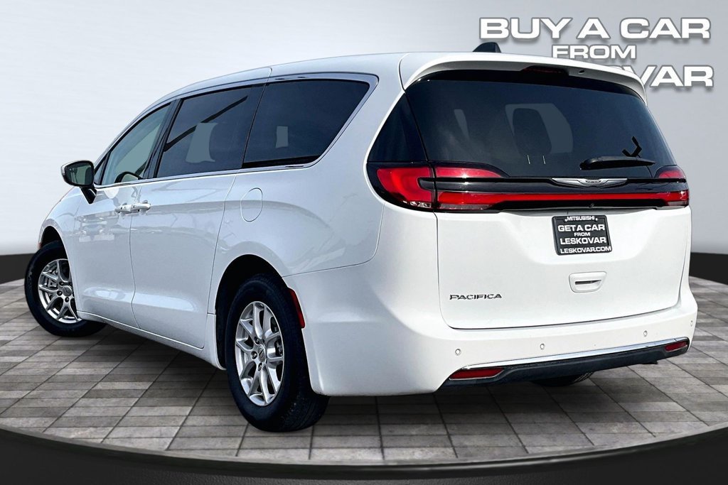 Used 2023 Chrysler Pacifica Touring-L FWD image 2