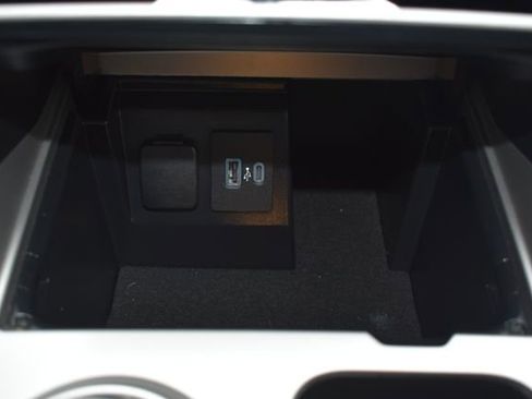 Used 2023 Ford Explorer XLT image 29