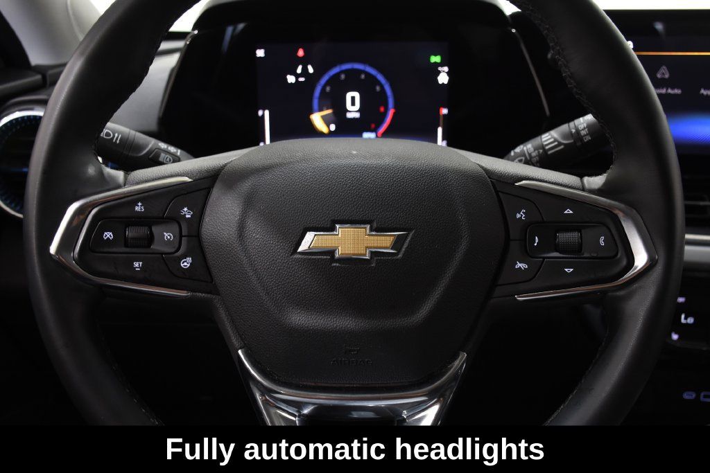 Used 2025 Chevrolet Trax LT w/ LT Convenience Package FWD image 14