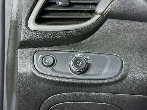 Used 2020 Chevrolet Trax LT w/ LT Convenience Package image 17