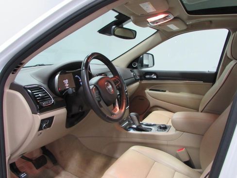 Used 2019 Jeep Grand Cherokee Overland AWD/4WD image 13