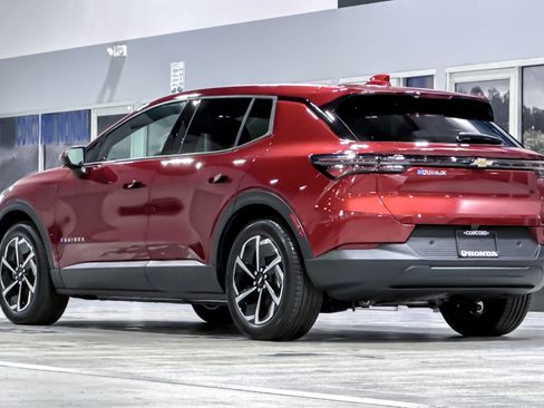 Used 2025 Chevrolet Equinox EV LT image 3